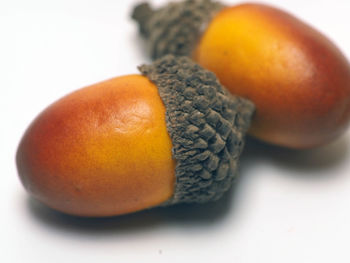 Close-up of orange slices on table