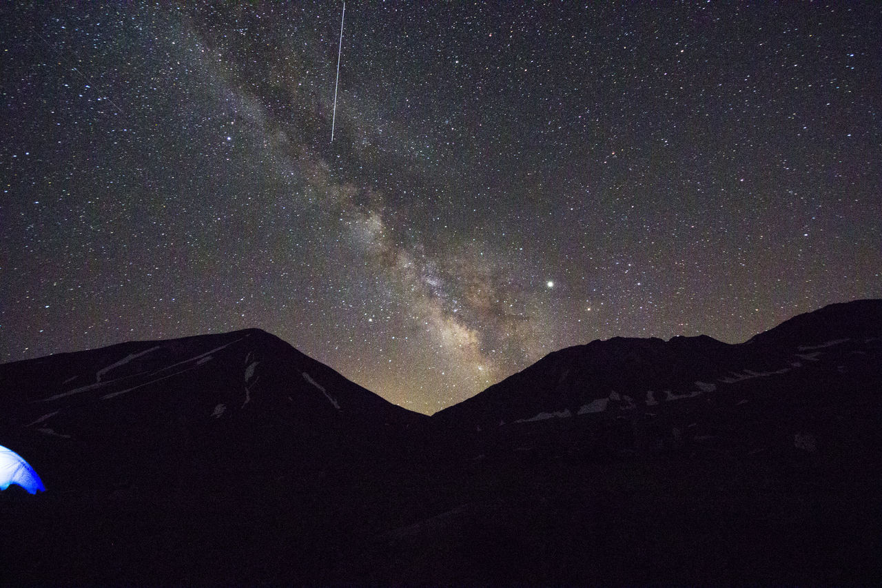 SCENIC VIEW OF SILHOUETTE MOUNTAINS AGAINST SKY AT NIGHT