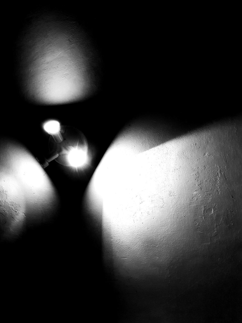 CLOSE-UP OF ILLUMINATED LIGHT BULB IN DARK