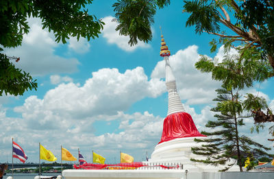 Inclining pagoda in wat poramai yikawat