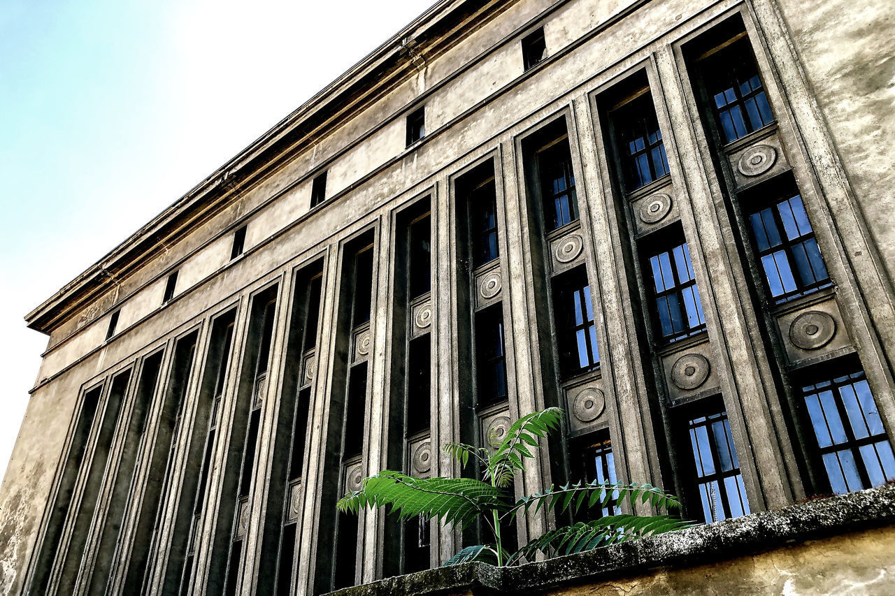 LOW ANGLE VIEW OF BUILDING AGAINST CLEAR SKY