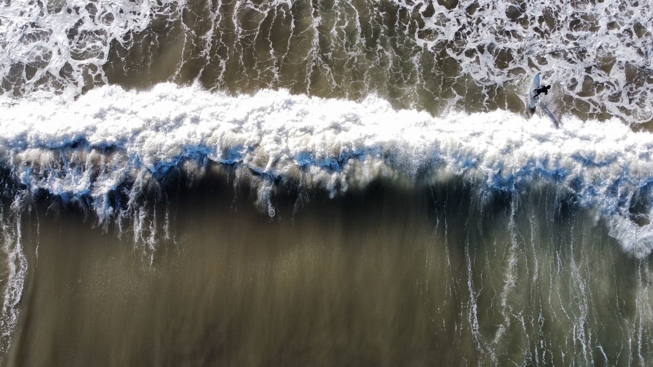 CLOSE-UP OF ICICLES IN WATER