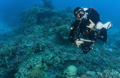 Diver with underwater camera posing at great barrier reef