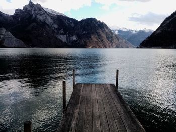 Steg in den traunsee traunkirchen salzkammergut oberösterreich bergblick 