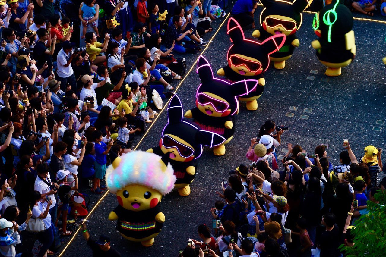 crowd, large group of people, group of people, real people, high angle view, day, men, street, lifestyles, women, arts culture and entertainment, representation, outdoors, city, leisure activity, sitting, celebration, fun, human representation, festival