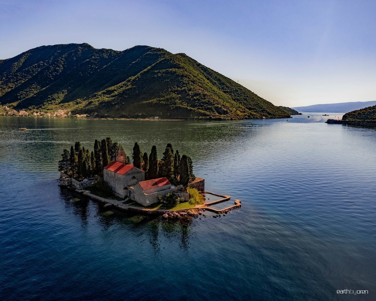 SCENIC VIEW OF LAKE AGAINST MOUNTAIN RANGE