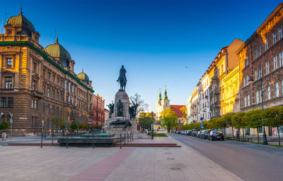 Statue of building against sky in city