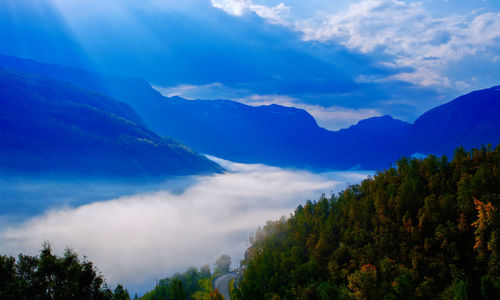 Sun rays start to hit the morning fog over the south end of røldalsvatnet 