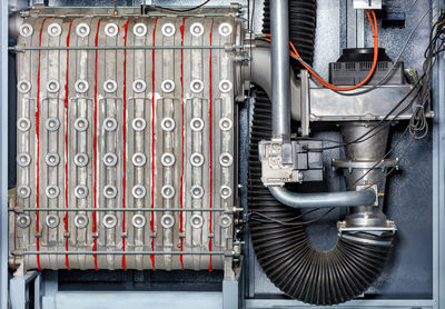 The internal structure of a thermal air conditioner with pumps, fans and a warm air supply system.