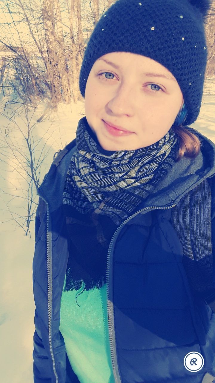 winter, cold temperature, warm clothing, clothing, looking at camera, portrait, one person, real people, leisure activity, lifestyles, front view, snow, young women, hat, women, young adult, tree, scarf, beautiful woman, outdoors