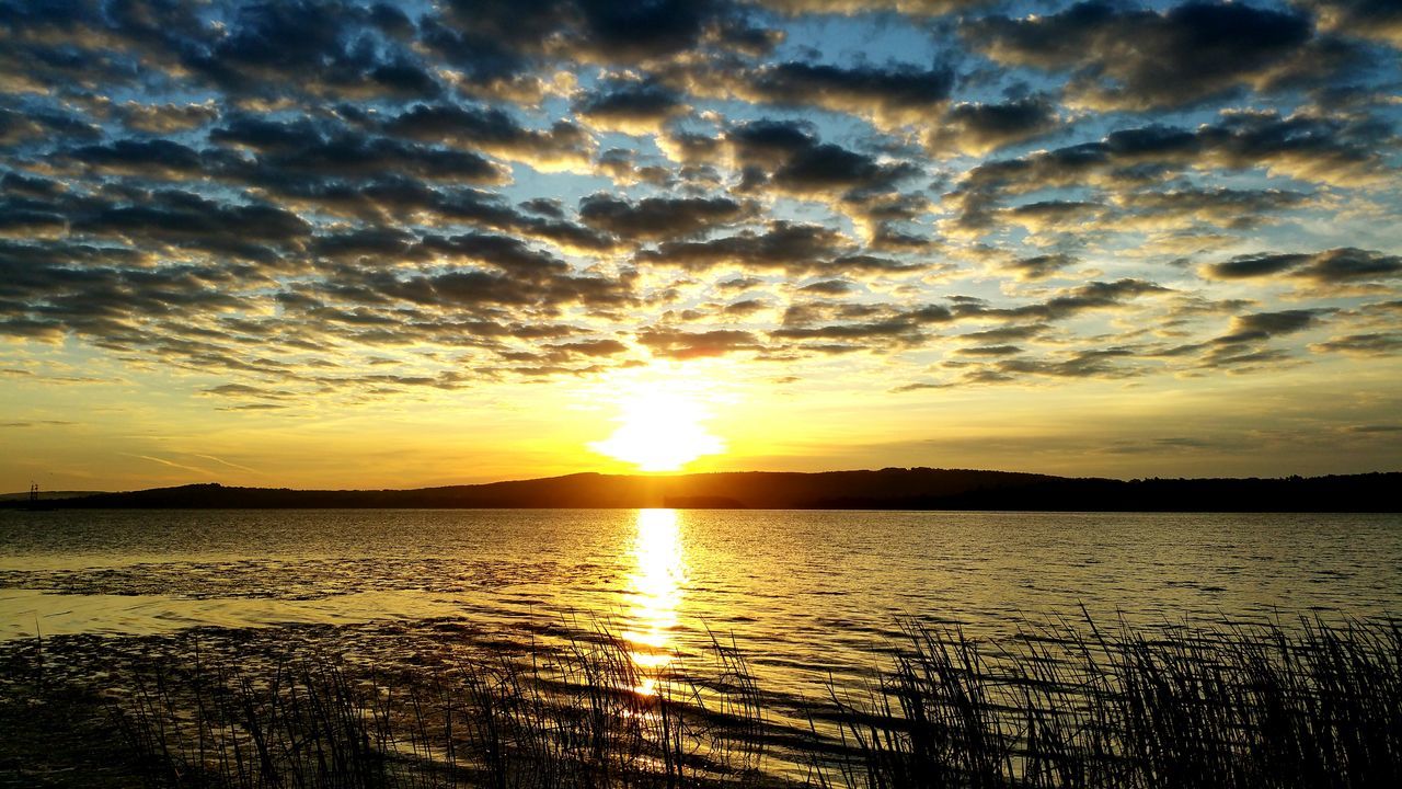 sunset, water, sun, scenics, sky, tranquil scene, reflection, beauty in nature, tranquility, cloud - sky, idyllic, nature, sunlight, orange color, waterfront, silhouette, rippled, sea, cloud, sunbeam