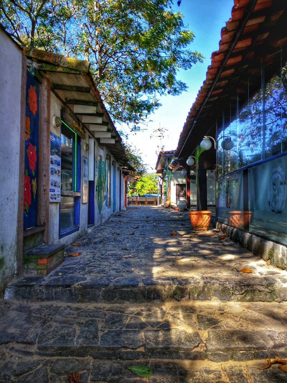 architecture, built structure, building exterior, building, the way forward, direction, residential district, no people, house, nature, day, plant, sky, tree, city, outdoors, diminishing perspective, footpath, empty, street, alley, long