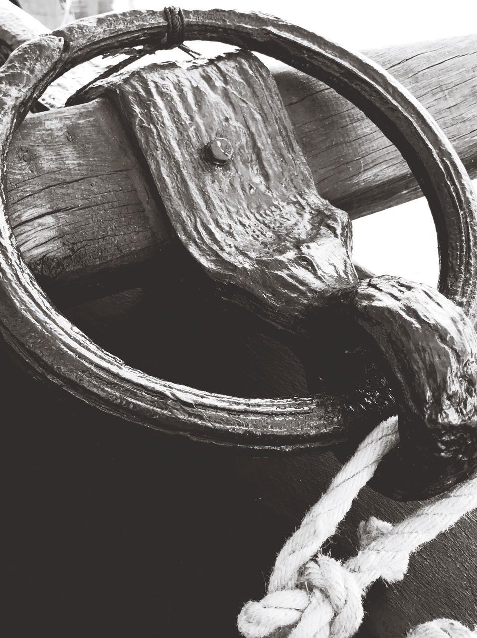 CLOSE-UP OF ROPE AGAINST BOAT