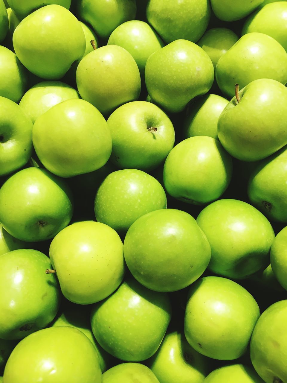 FULL FRAME SHOT OF APPLES IN GREEN BEANS