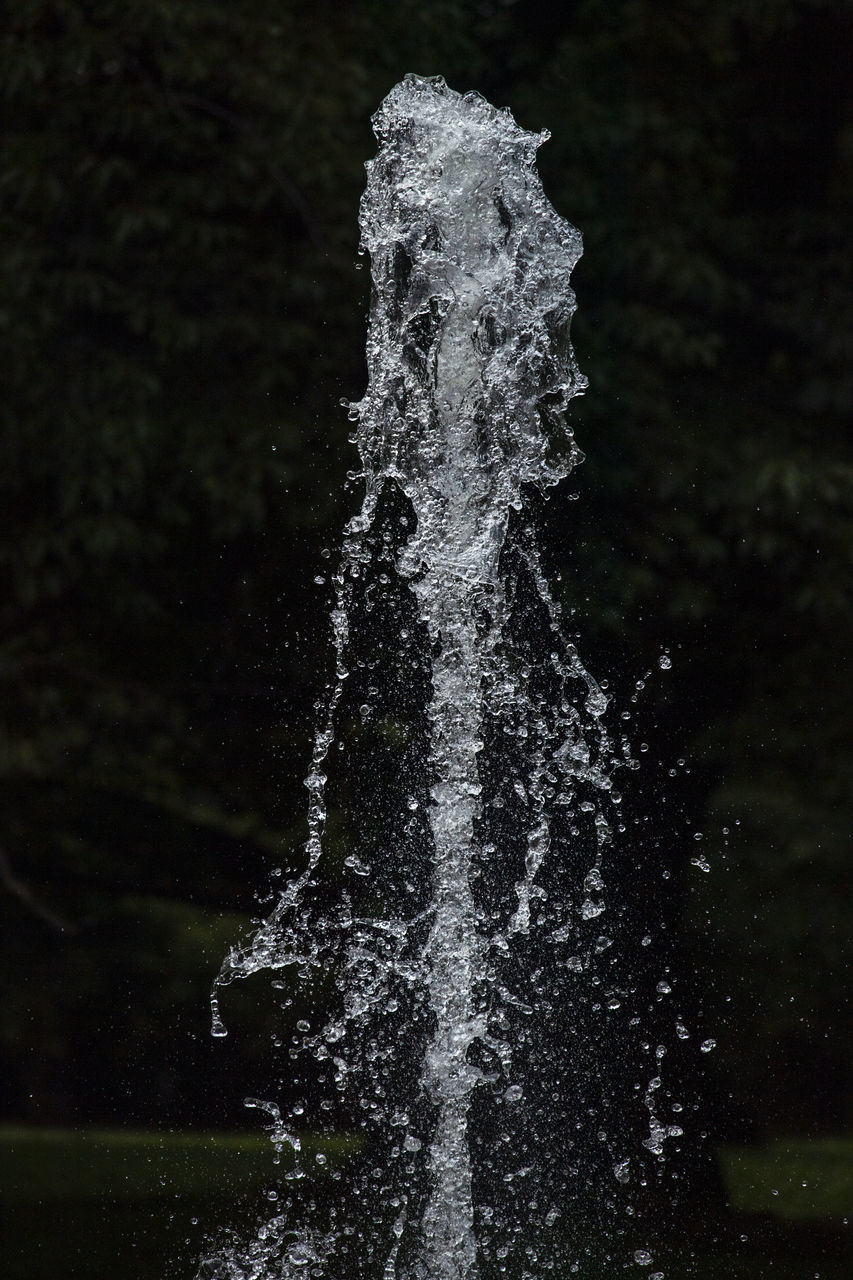 WATER SPLASHING FOUNTAIN