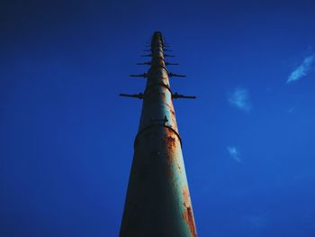 Low angle view of lizard against clear blue sky