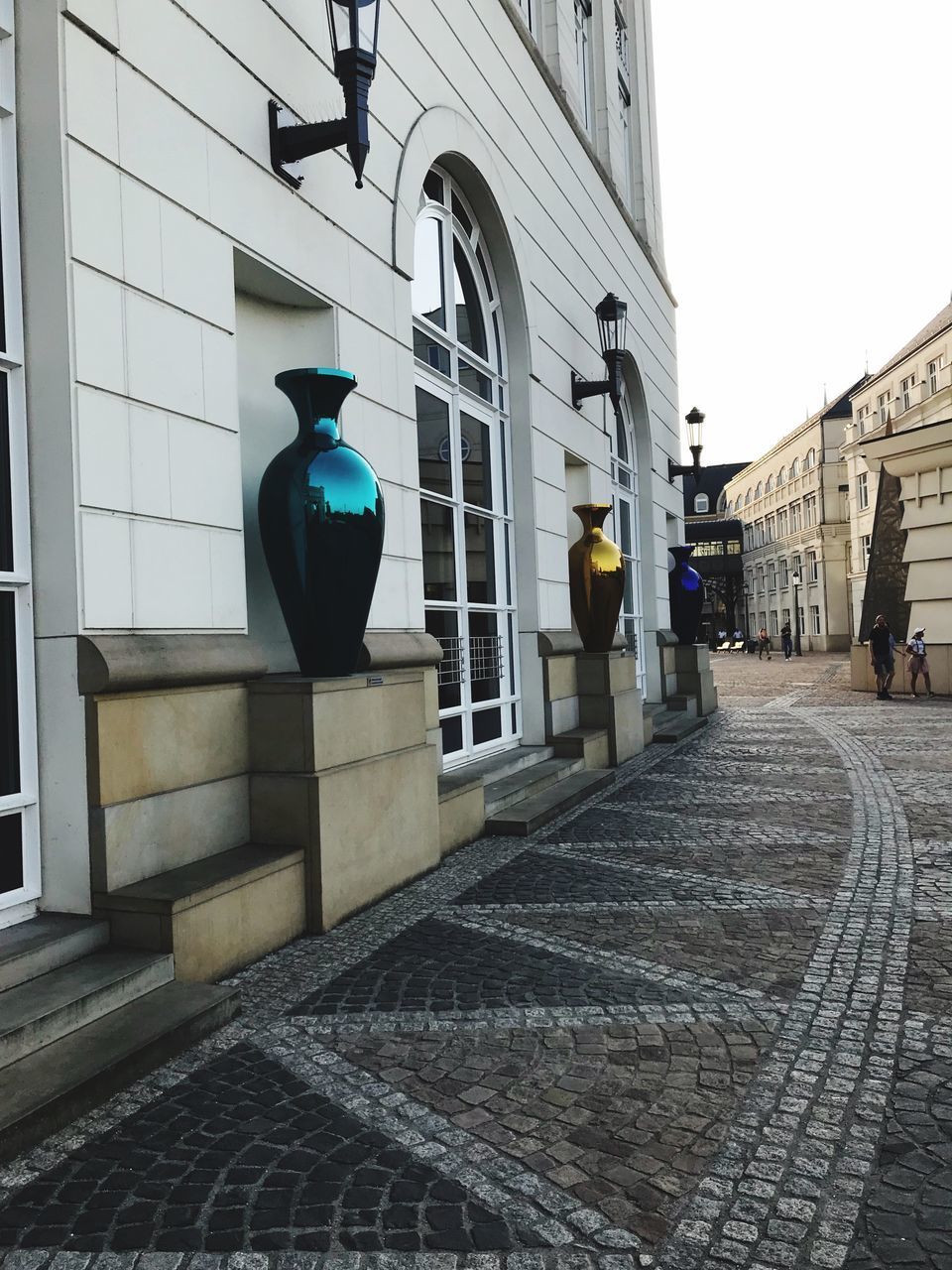 STREET LIGHT ON FOOTPATH BY BUILDING