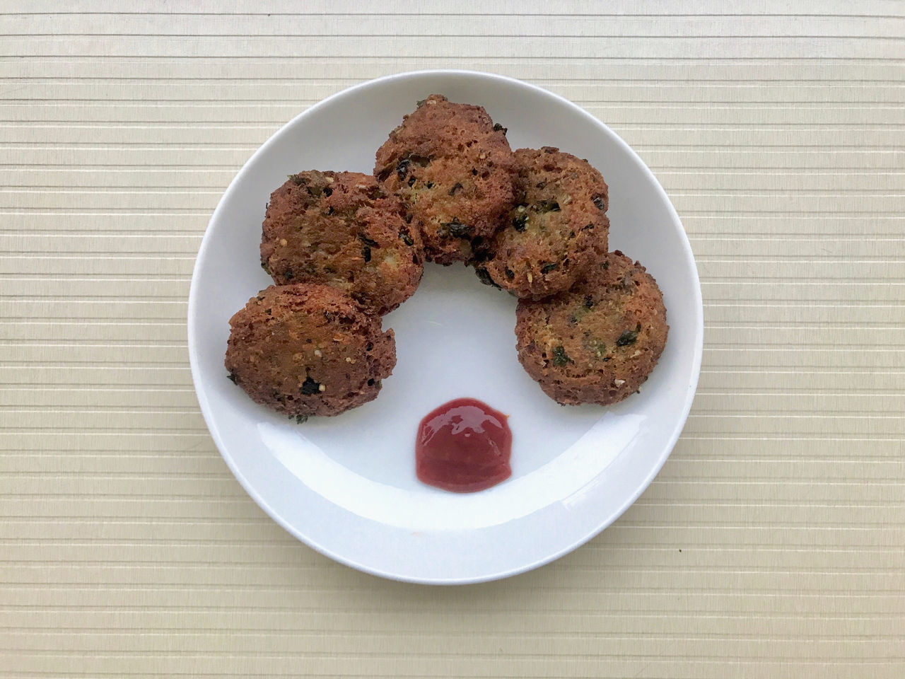 HIGH ANGLE VIEW OF DESSERT IN PLATE