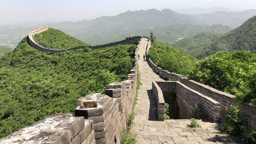 Great wall of china amidst mountains