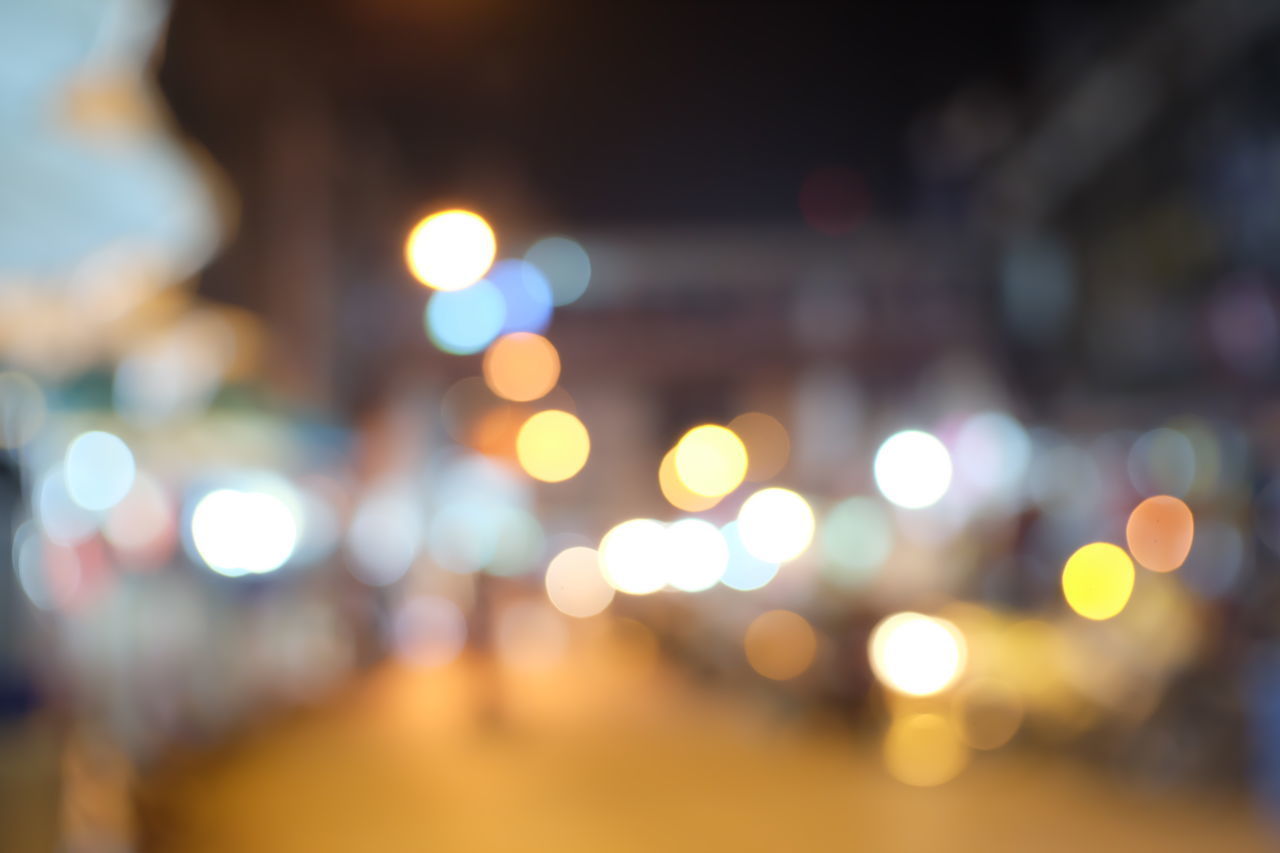 DEFOCUSED IMAGE OF ILLUMINATED LIGHTS