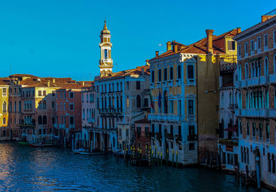 Buildings by grand canal against sky