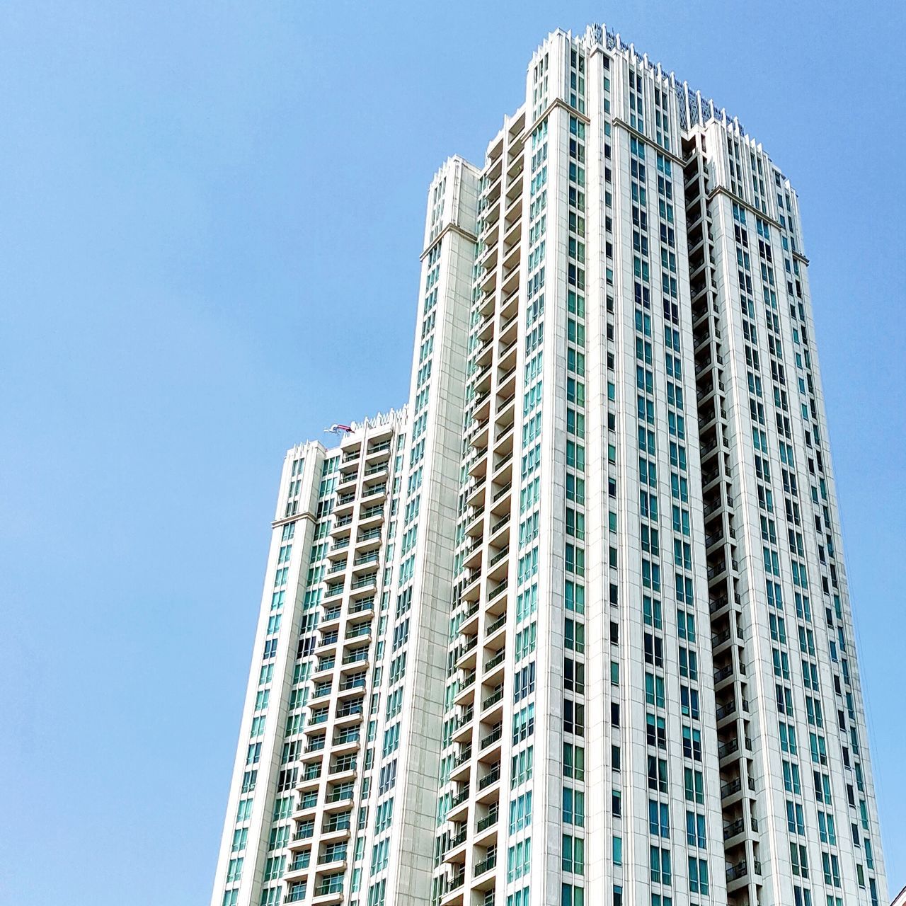 LOW ANGLE VIEW OF MODERN BUILDING AGAINST SKY