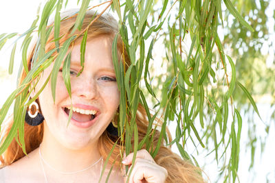 Portrait of smiling teenage girl 