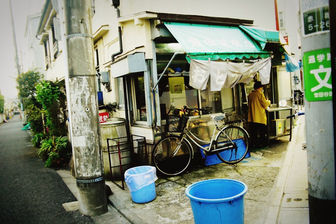 building exterior, architecture, built structure, street, transportation, mode of transport, day, land vehicle, city, residential building, building, abandoned, outdoors, house, residential structure, car, garbage, drying, stationary, in a row