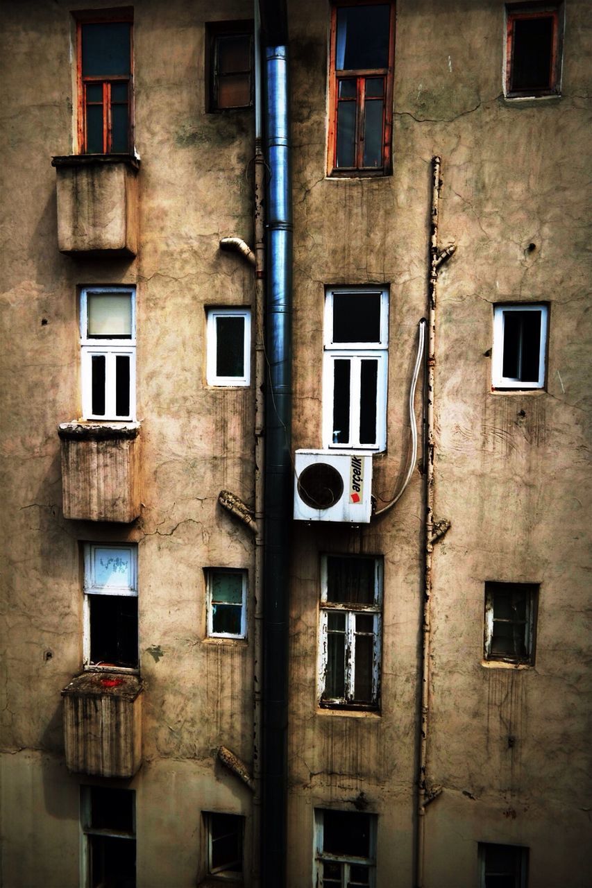 architecture, building exterior, built structure, window, residential building, low angle view, building, full frame, residential structure, brick wall, old, day, backgrounds, outdoors, wall, no people, weathered, house, city, apartment