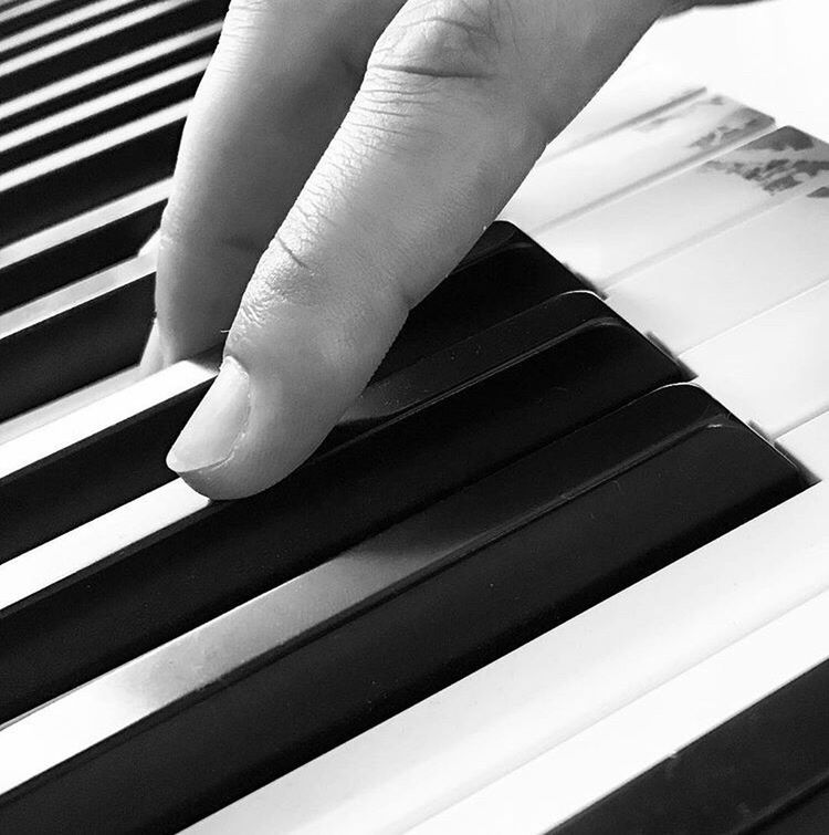 CLOSE-UP OF WOMAN HAND ON PIANO