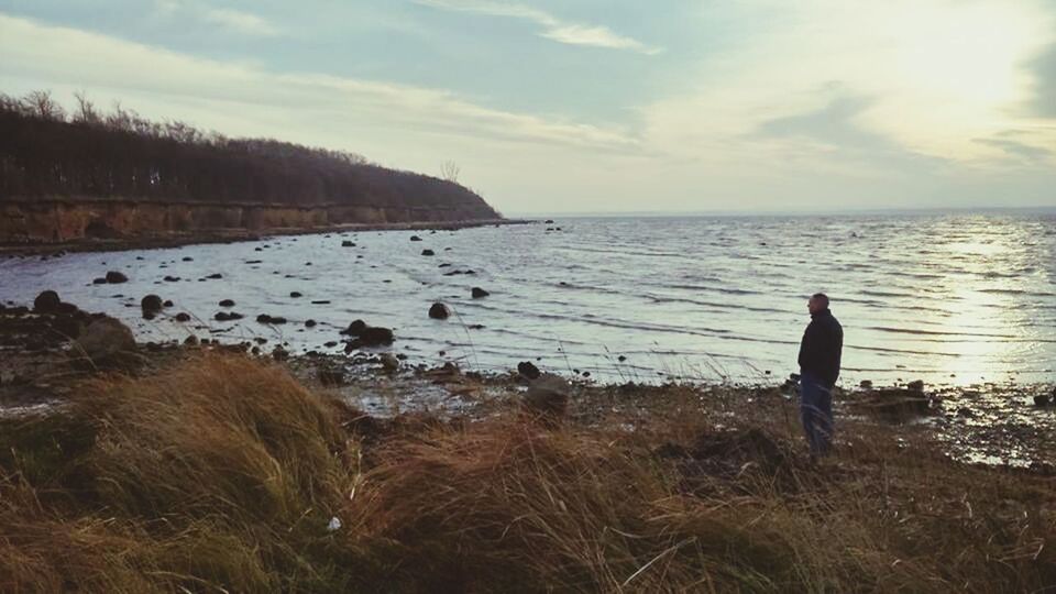 water, sea, sky, horizon over water, scenics, tranquil scene, beach, tranquility, beauty in nature, shore, cloud - sky, rear view, nature, lifestyles, leisure activity, men, standing, cloud