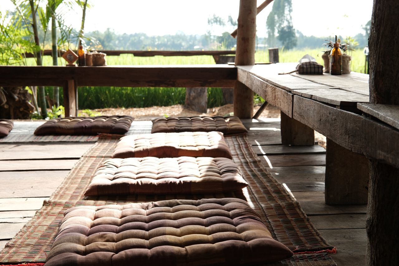 VIEW OF AN EMPTY BENCH