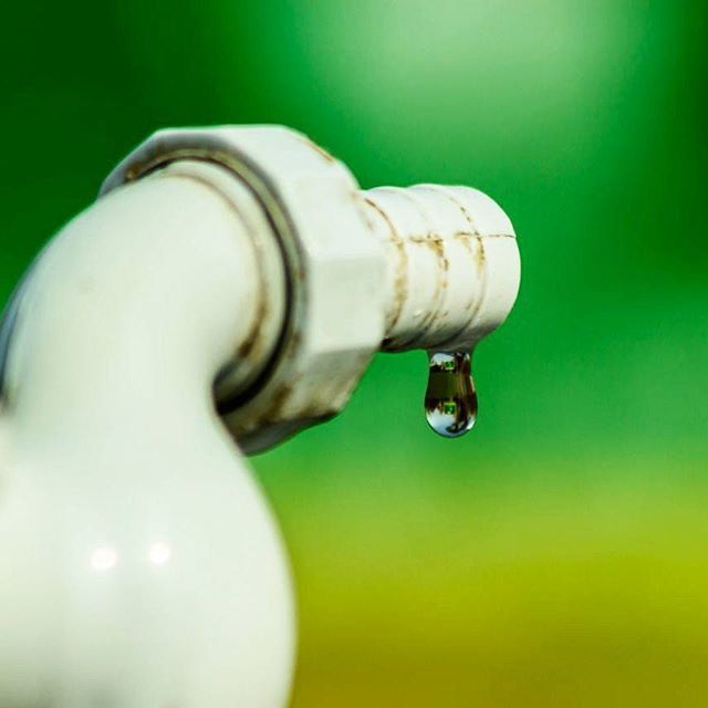 close-up, focus on foreground, metal, selective focus, green color, metallic, no people, day, reflection, shiny, outdoors, single object, white color, still life, fragility, sphere, nature, water, detail, equipment