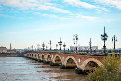 Pont de pierre over river