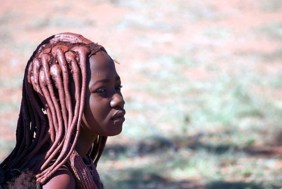 CLOSE-UP PORTRAIT OF BEAUTIFUL YOUNG WOMAN OUTDOORS