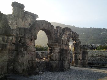 Ruins of historical building against sky