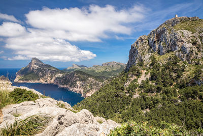 Panoramic view of lake and mountains against sky