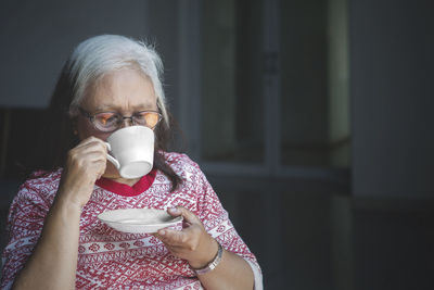 Portrait of woman drinking coffee