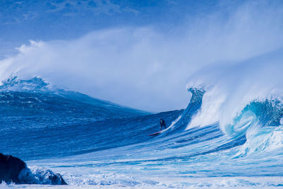 Waves splashing in sea