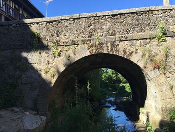 Arch bridge against sky