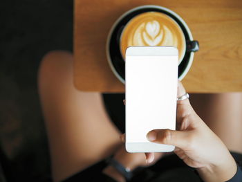 Close-up of hand holding coffee cup