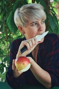 Portrait of woman holding apple