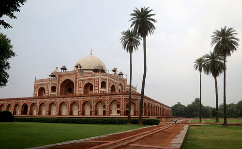 View of historical building against sky humayun's tomb new delhi