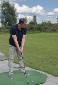 Full length of man playing golf on field