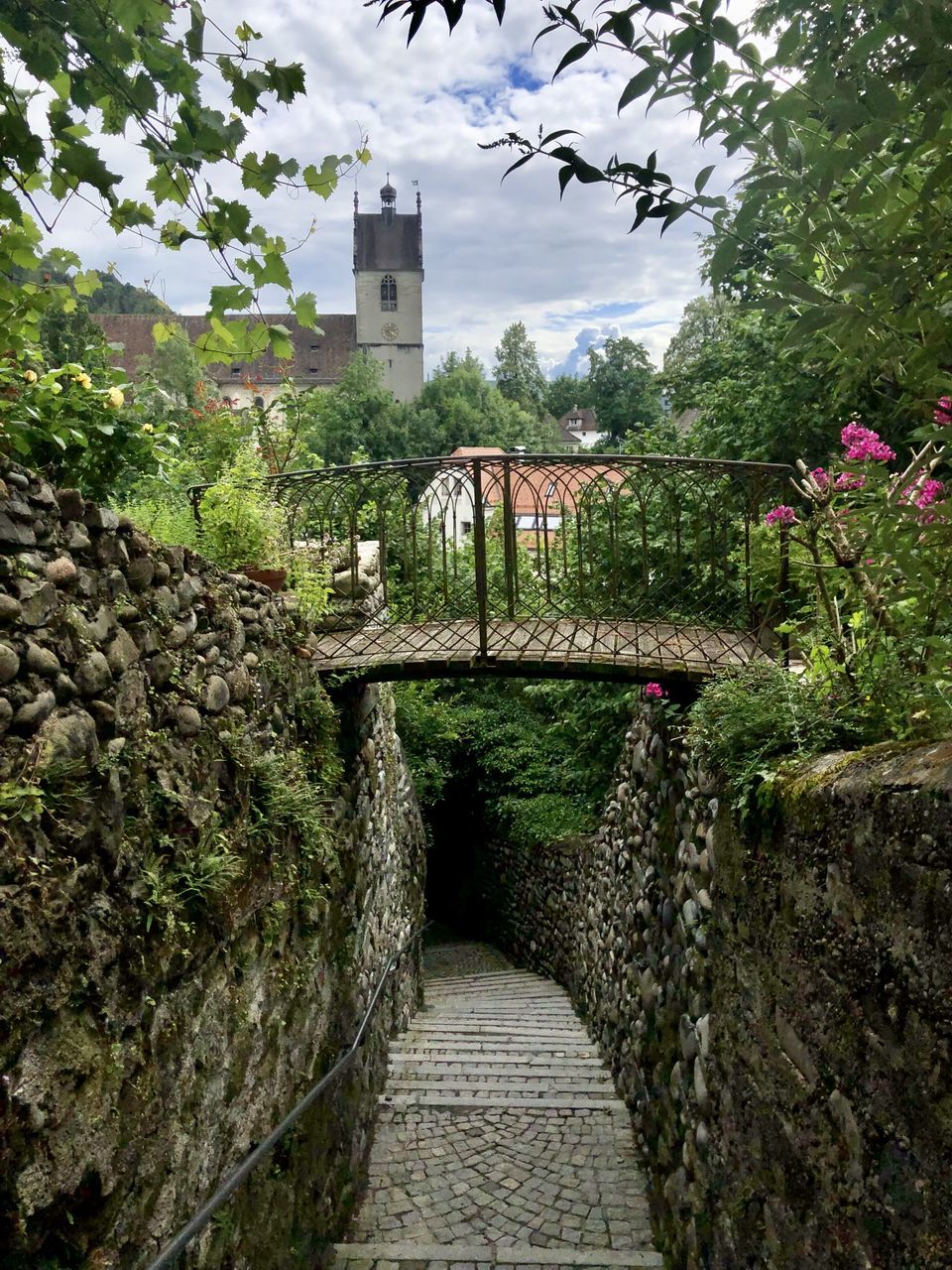 FOOTPATH IN GARDEN