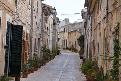 Narrow walkway along buildings