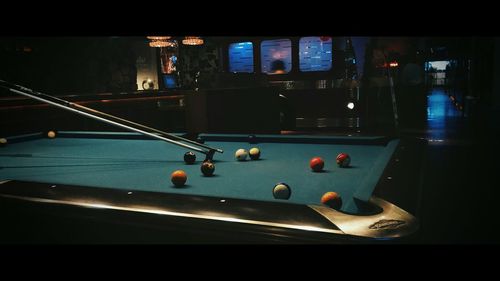 Pool balls with stick on table