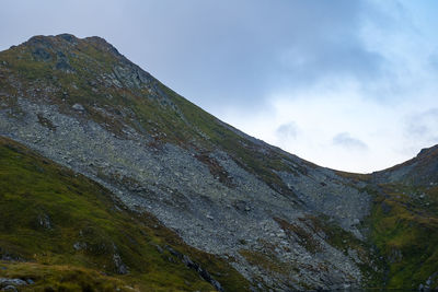 Sunrise on fagaras high mountain ridge. romanian mountain landscape with high peaks over 2200m