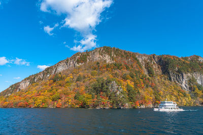 Lake towada sightseeing cruises fall foliage season. towada hachimantai national park, aomori, japan