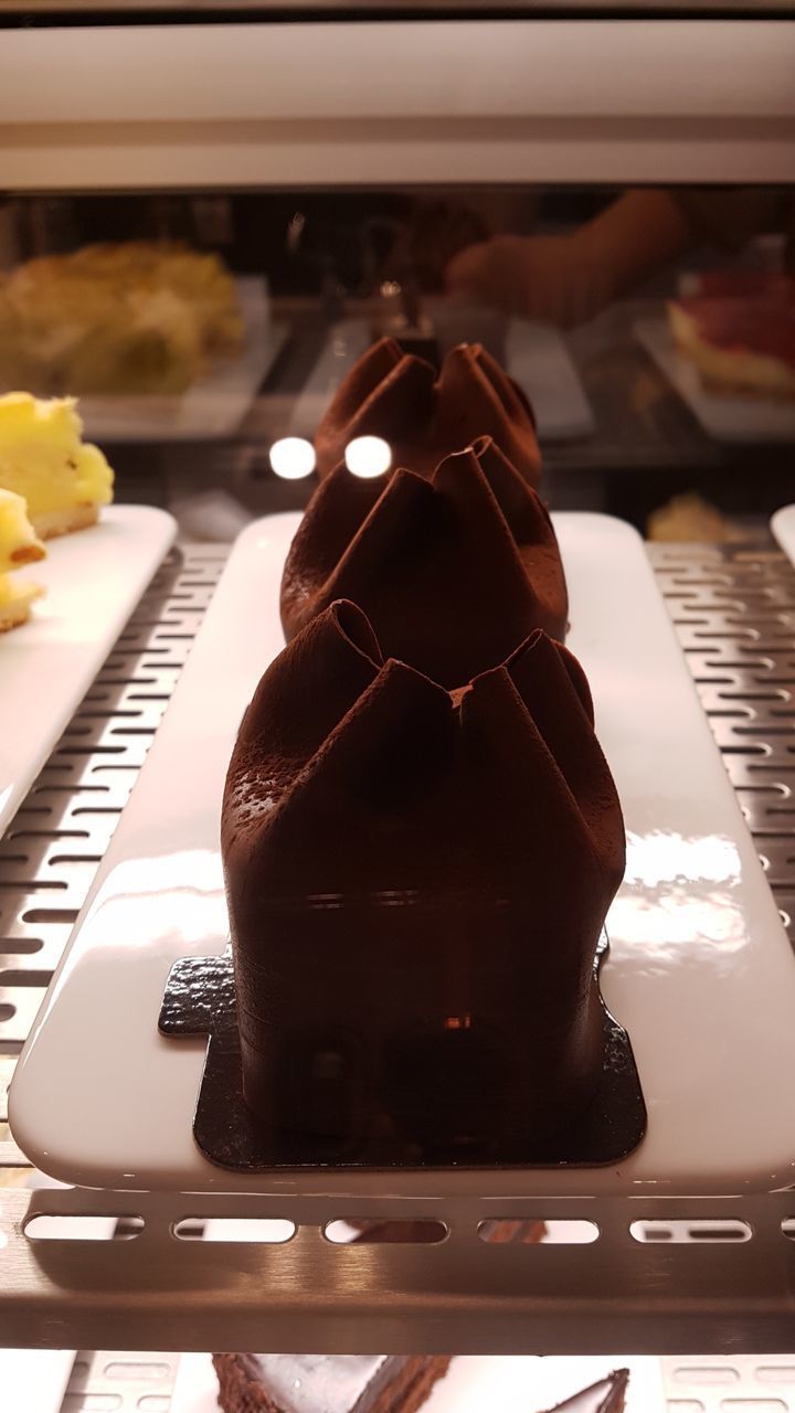 CLOSE-UP OF CHOCOLATE CAKE IN KITCHEN